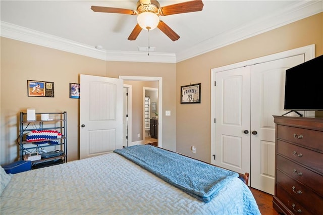 bedroom featuring ceiling fan, crown molding, and a closet