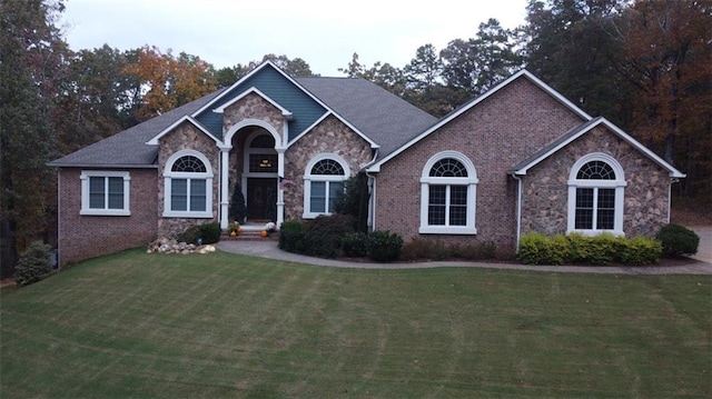 view of front of home featuring a front lawn