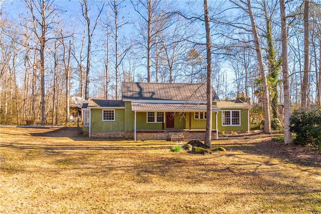 view of front of property featuring a front lawn