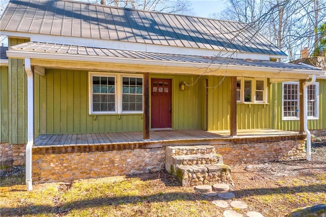 entrance to property featuring a porch