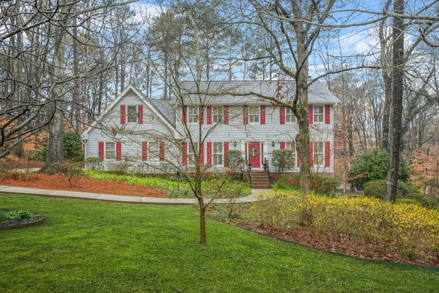 colonial home featuring a front yard