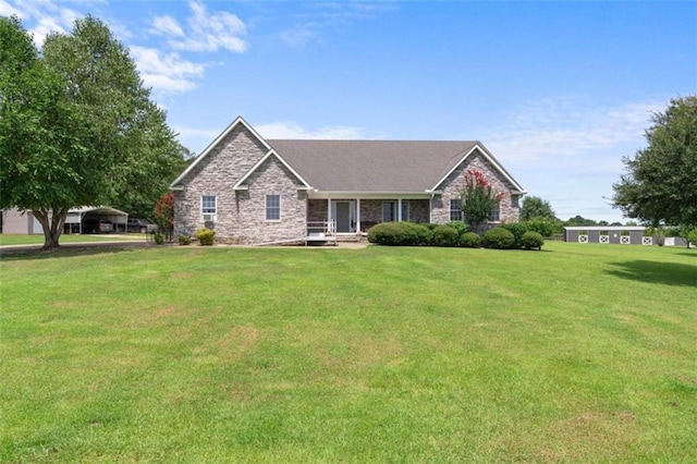 view of front of house featuring a front lawn