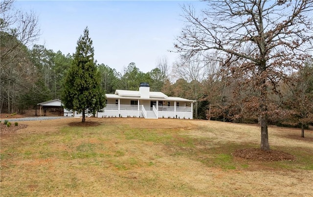 view of front of home featuring covered porch, a front lawn, and a carport