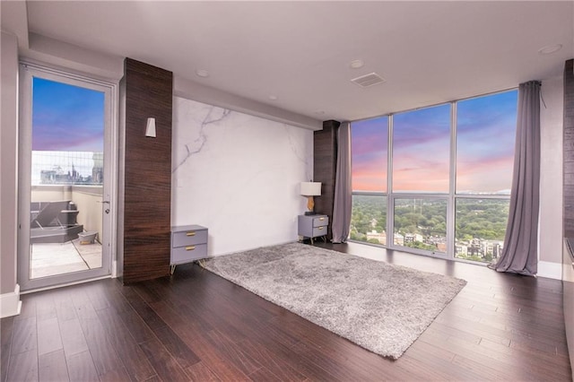 1280 W Peachtree St NW Unit 4003, Atlanta, GA 30309 - living room featuring expansive windows, dark wood-type flooring, and plenty of natural light