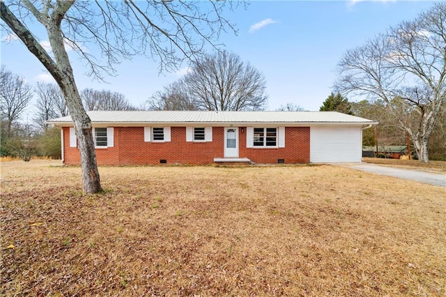 ranch-style house featuring a front lawn