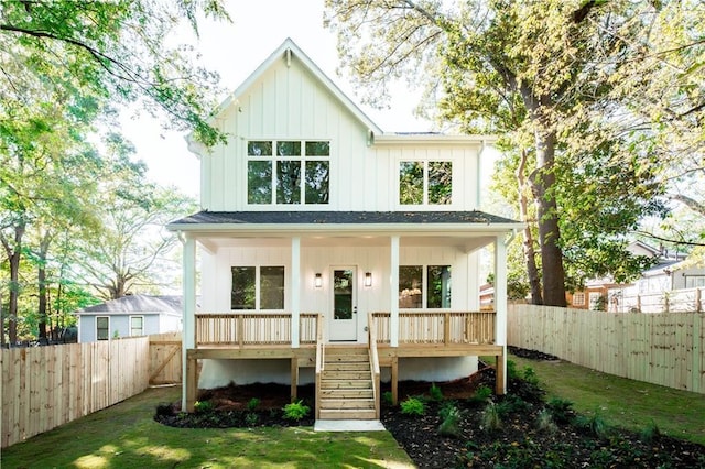 view of front of property featuring a front lawn and a porch