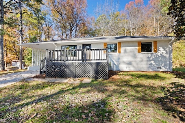 view of front facade featuring a wooden deck and a front lawn