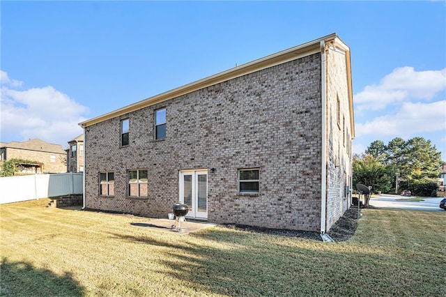 back of house featuring a yard