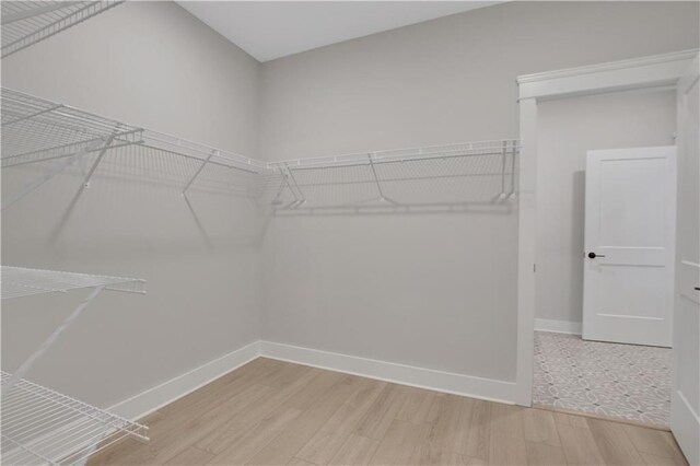 living room with crown molding, sink, ceiling fan, and light hardwood / wood-style flooring