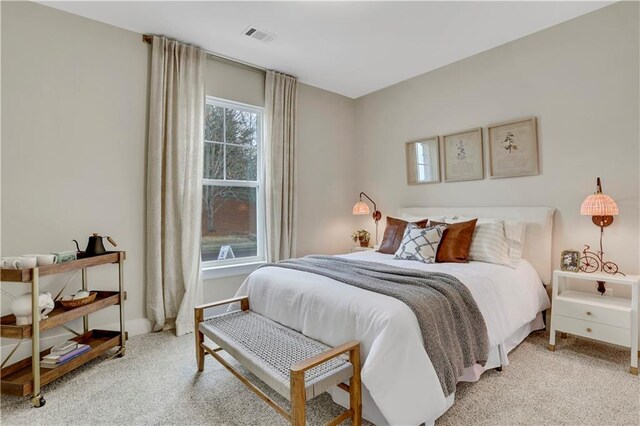 living room with ornamental molding, light hardwood / wood-style floors, and ceiling fan