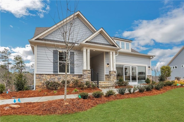 craftsman house with a front lawn