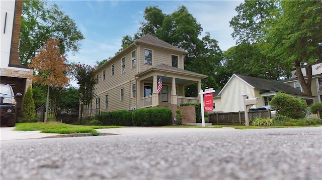 view of front facade with fence