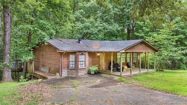 view of front of property featuring a patio area and a front yard