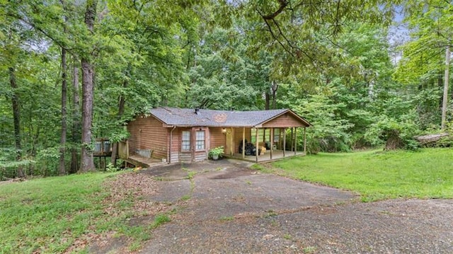 view of front facade featuring a carport and a front lawn