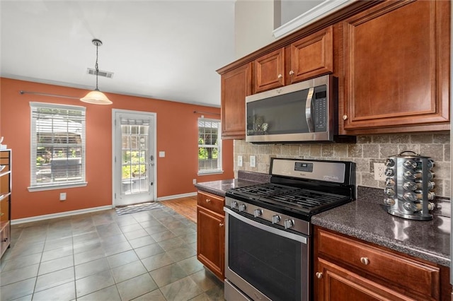 2125 Mina Lane Dr, Buford, GA 30518 - kitchen featuring stainless steel appliances, tasteful backsplash, baseboards, and hanging light fixtures