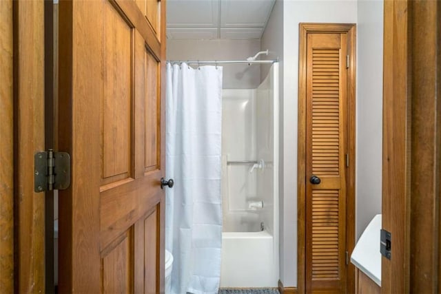 193 Alm Ln, Ellijay, GA 30540 - bathroom featuring a closet, toilet, and shower / tub combo with curtain