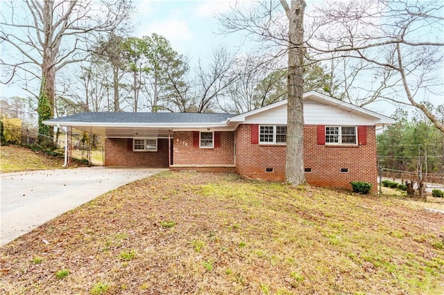 view of front of home with a carport and a front lawn