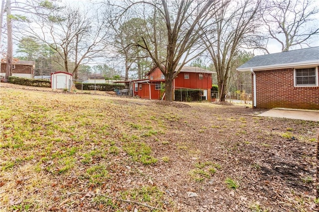 view of yard with a storage unit