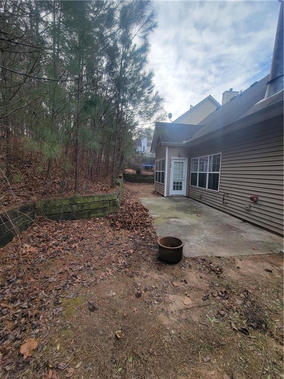 view of yard featuring a patio