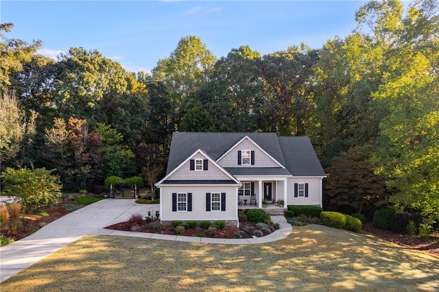 view of front of property featuring a front lawn