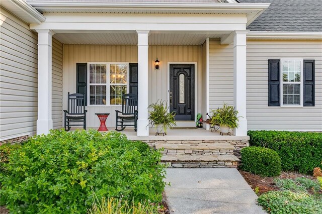 entrance to property featuring a porch