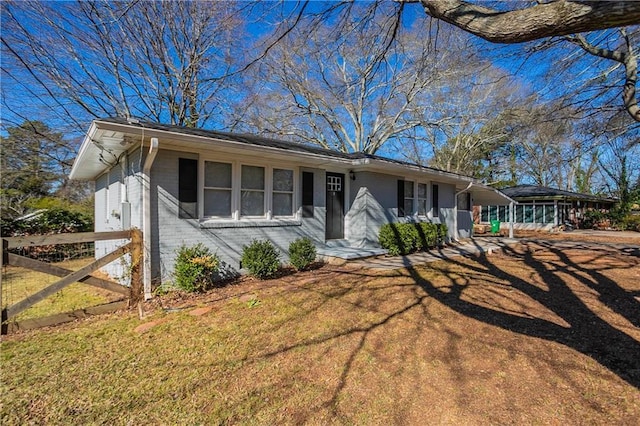 single story home featuring a front lawn