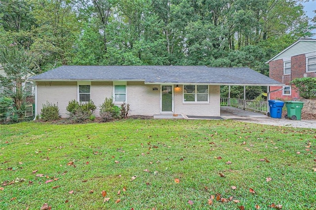 single story home featuring a front lawn