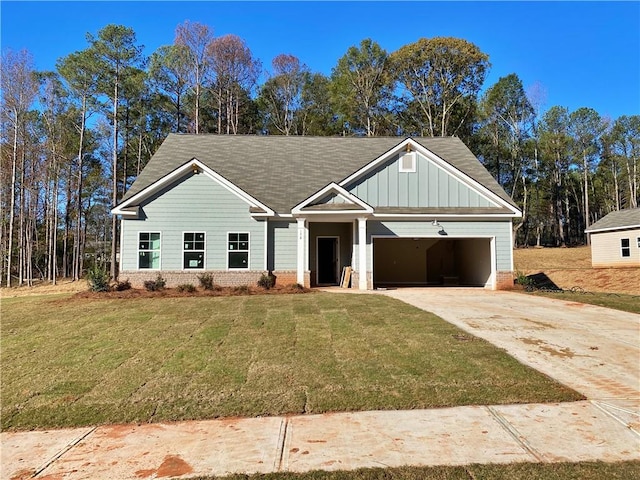 view of front of house featuring a garage and a front yard