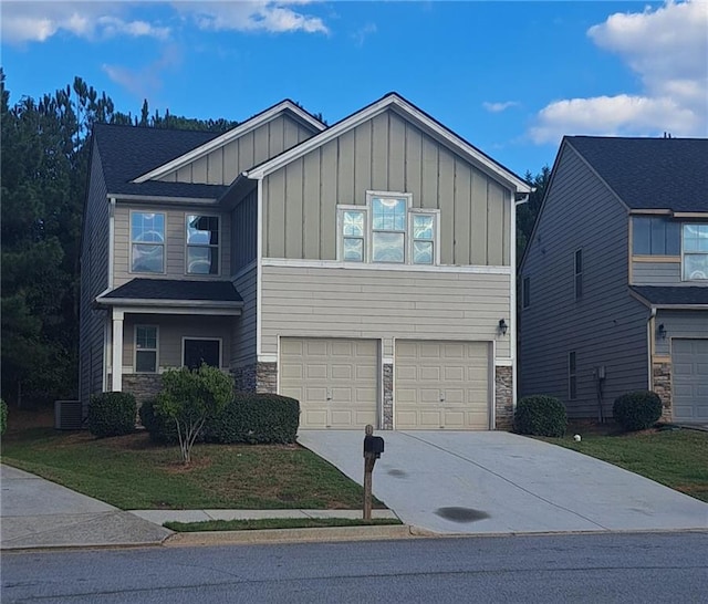 view of front of house featuring a front lawn and a garage