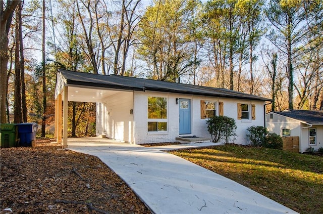 view of front of house featuring a front yard and a carport