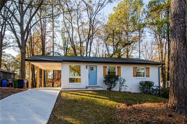 view of front of home featuring a front lawn and a carport