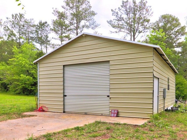 view of detached garage