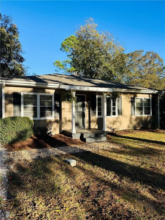 ranch-style home featuring a front lawn