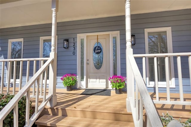 property entrance featuring a porch