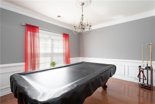 playroom with visible vents, wainscoting, wood finished floors, crown molding, and a chandelier