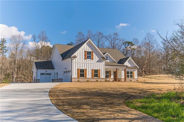 modern inspired farmhouse featuring covered porch and a garage