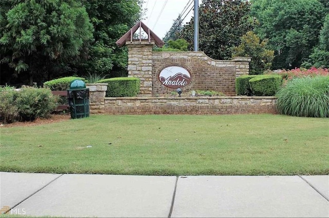 community sign with a lawn