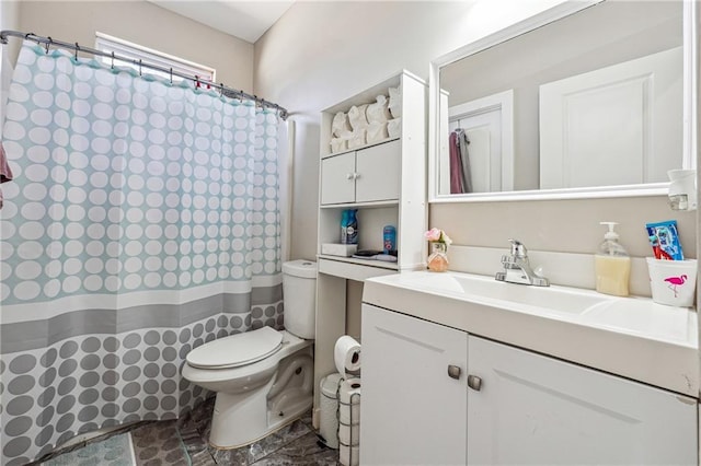 bathroom featuring a shower with shower curtain, vanity, and toilet