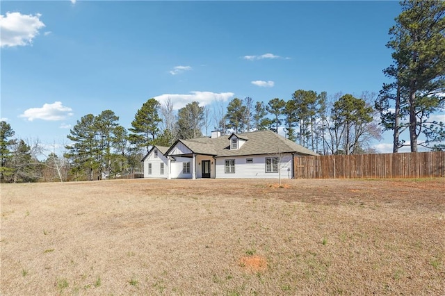 view of front of property featuring fence and a front lawn