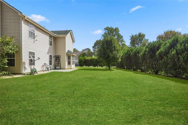 view of yard featuring a patio