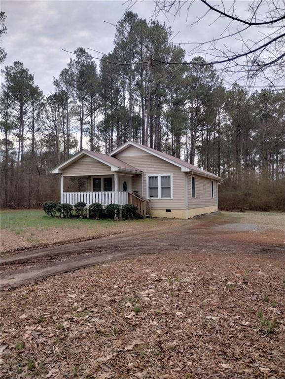 view of front of property featuring a porch, crawl space, and dirt driveway