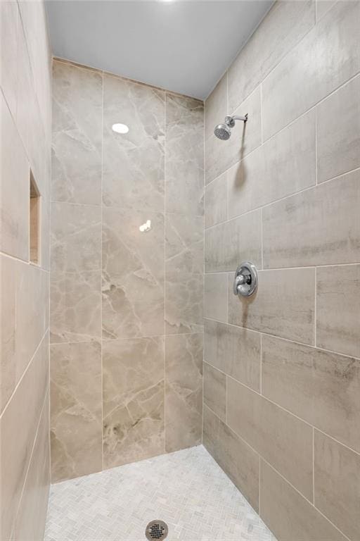 bathroom featuring tiled shower