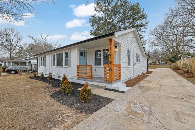 view of front facade featuring covered porch