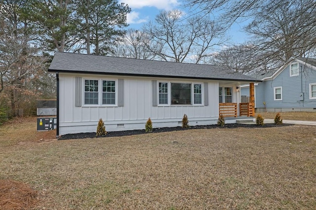 view of front of property featuring covered porch and a front yard