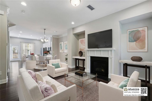 living area featuring dark wood-style floors, visible vents, recessed lighting, and baseboards