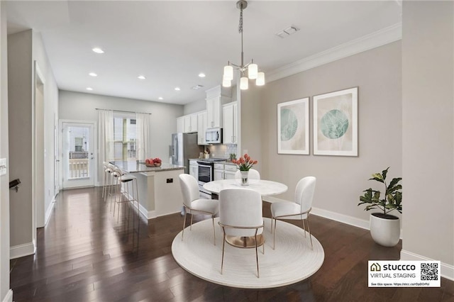 dining area with visible vents, dark wood-type flooring, baseboards, ornamental molding, and recessed lighting