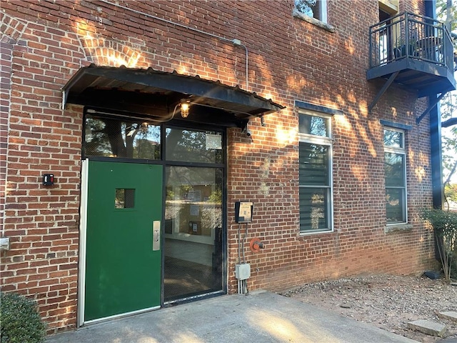 property entrance featuring a balcony