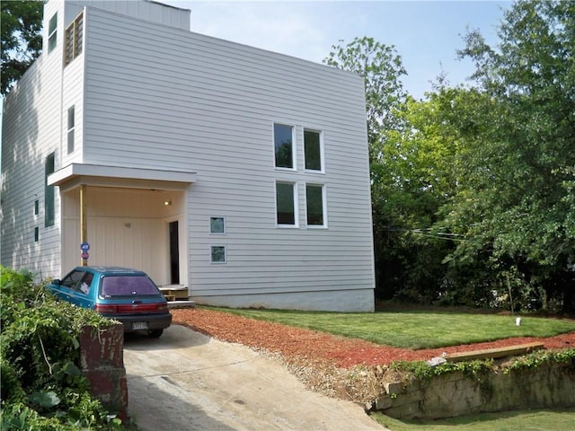 view of side of property featuring a lawn