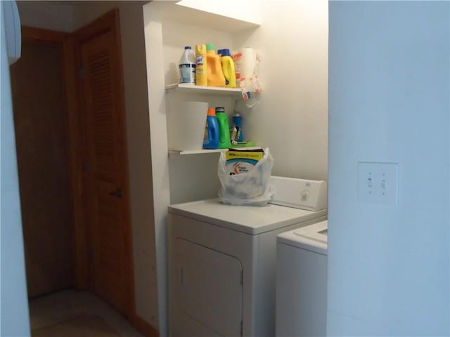 washroom featuring washing machine and clothes dryer