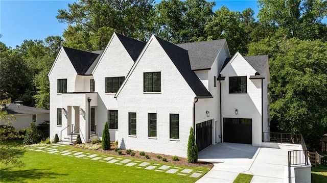 view of front of house featuring a front lawn and a garage